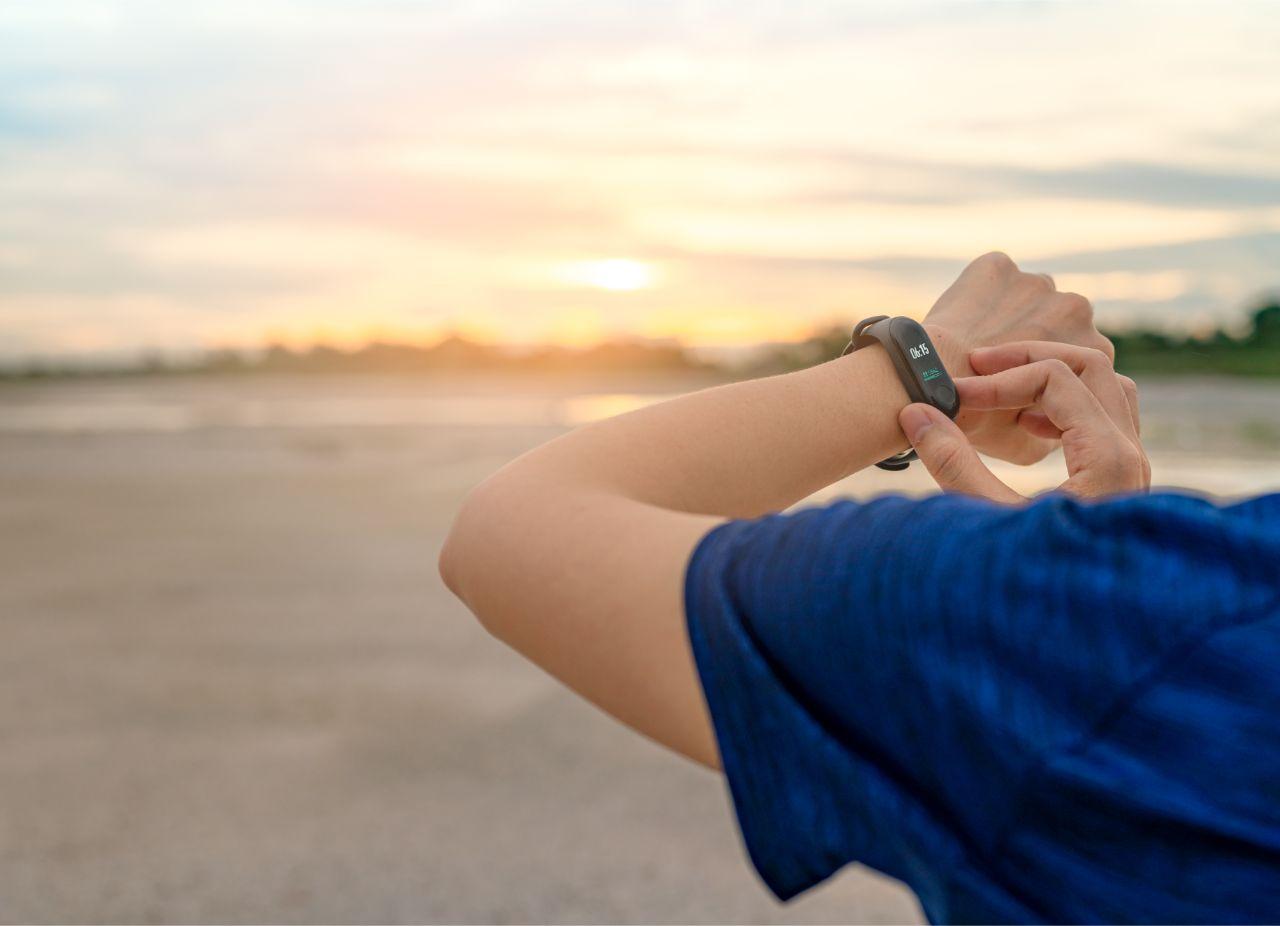 Mavie Work - Bewegung in der Arbeit 4 - Blog Fitnessarmbänder helfen zu sehen, wie viel man sich täglich bewegt.
Shutterstock.com / Fahroni