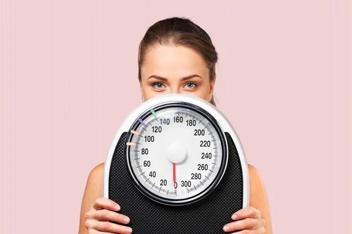 Mavie Work - Abnehmen mit einem Kaloriendefizit 3 - Blog Mit deiner Größe, deinem Gewicht und deinem Alter kannst du einfach dein Grundumsatz ausrechnen. Billion Photos / Shutterstock.com