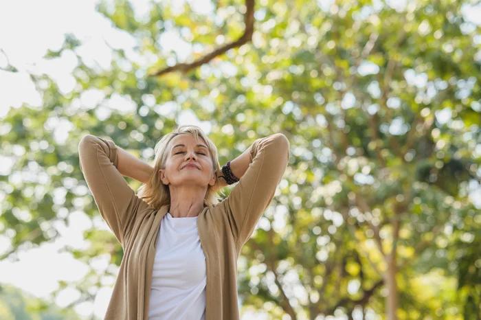 Mavie Work - Abnehmen mit einem Kaloriendefizit 2 - Blog Der Grundumsatz ist der Energiebedarf, der ausschließlich für lebenserhaltende Maßnahmen wie die Atmung notwendig ist. Cat Box / Shutterstock.com